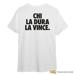 T-shirt Uomo con Frase sul Retro “Chi la dura la vince.”