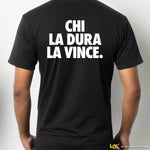 T-shirt Uomo con Frase sul Retro “Chi la dura la vince.”