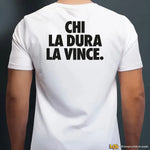 T-shirt Uomo con Frase sul Retro “Chi la dura la vince.”