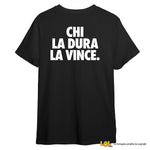 T-shirt Uomo con Frase sul Retro “Chi la dura la vince.”