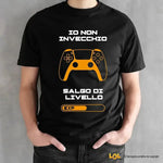 Maglietta divertente uomo – “Io non invecchio, salgo di livello"-T-shirt-Lol T-shirt
