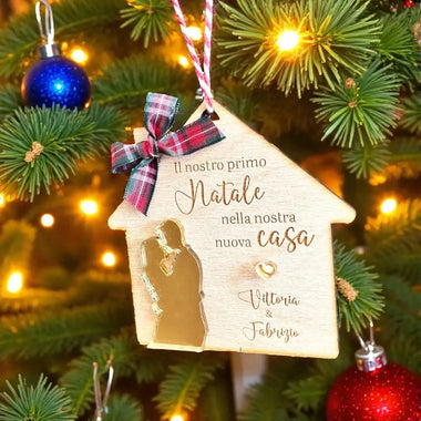 Pallina di Natale in Legno a Forma di Casa con Sagoma in Plexiglass Oro – Primo Natale Nuova Casa-Decorazioni natalizie-Lol T-shirt