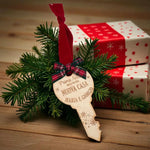 Pallina di Natale in Legno a Forma di Chiave Personalizzata con Nomi – Primo Natale nella Nuova Casa-Decorazioni natalizie-Lol T-shirt