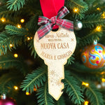 Pallina di Natale in Legno a Forma di Chiave Personalizzata con Nomi – Primo Natale nella Nuova Casa-Decorazioni natalizie-Lol T-shirt