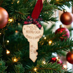 Pallina di Natale in Legno a Forma di Chiave Personalizzata con Nomi – Primo Natale nella Nuova Casa-Decorazioni natalizie-Lol T-shirt