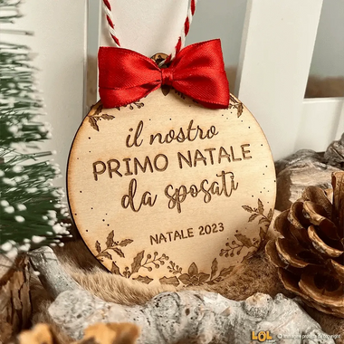 Pallina di Natale in legno Il Nostro Primo Natale da Sposati-Decorazioni natalizie-Lol T-shirt