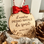 Pallina di Natale in legno Il Nostro Primo Natale da Sposati-Decorazioni natalizie-Lol T-shirt