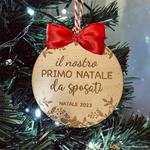 Pallina di Natale in legno Il Nostro Primo Natale da Sposati-Decorazioni natalizie-Lol T-shirt