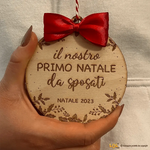 Pallina di Natale in legno Il Nostro Primo Natale da Sposati-Decorazioni natalizie-Lol T-shirt