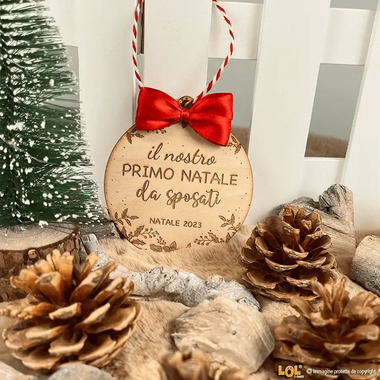 Pallina di Natale in legno Il Nostro Primo Natale da Sposati-Decorazioni natalizie-Lol T-shirt