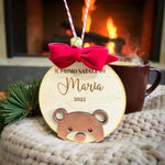 Pallina di Natale in Legno “Il Primo Natale” con Orsetto in 3D e Sonaglio – Personalizzata con Nome e Anno-Decorazioni natalizie-Lol T-shirt