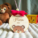 Pallina di Natale in Legno “Il Primo Natale” con Orsetto in 3D e Sonaglio – Personalizzata con Nome e Anno-Decorazioni natalizie-Lol T-shirt