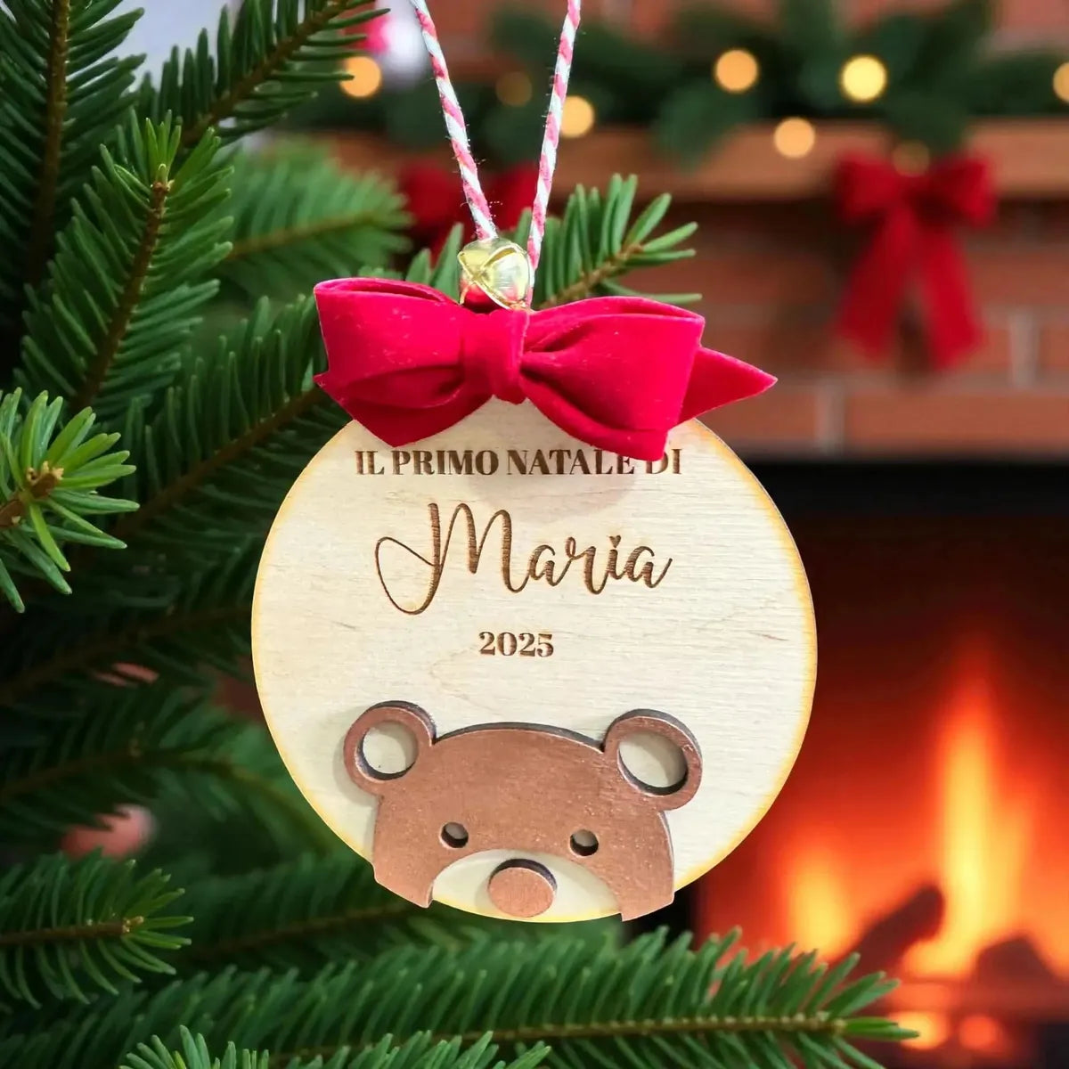 Pallina di Natale in Legno “Il Primo Natale” con Orsetto in 3D e Sonaglio – Personalizzata con Nome e Anno-Decorazioni natalizie-Lol T-shirt