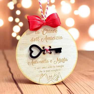 Pallina di Natale in Legno “La Chiave dell’Amicizia” con Nomi Personalizzati-Decorazioni natalizie-Lol T-shirt