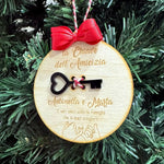 Pallina di Natale in Legno “La Chiave dell’Amicizia” con Nomi Personalizzati-Decorazioni natalizie-Lol T-shirt