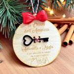 Pallina di Natale in Legno “La Chiave dell’Amicizia” con Nomi Personalizzati-Decorazioni natalizie-Lol T-shirt