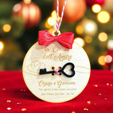 Pallina di Natale in Legno “La Chiave dell’Amore” con Nomi Personalizzati-Decorazioni natalizie-Lol T-shirt