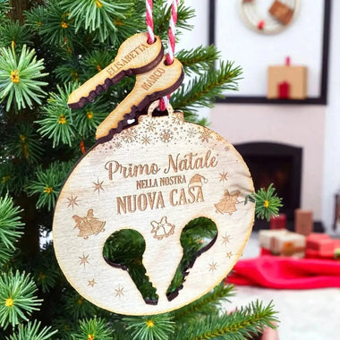 Pallina di Natale in Legno Personalizzata con Chiavi e Nomi "Primo Natale Nella Nostra Nuova Casa" - Chiavi con Nome-Decorazioni natalizie-Lol T-shirt