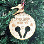 Pallina di Natale in Legno Personalizzata con Chiavi e Nomi "Primo Natale Nella Nostra Nuova Casa" - Chiavi con Nome-Decorazioni natalizie-Lol T-shirt