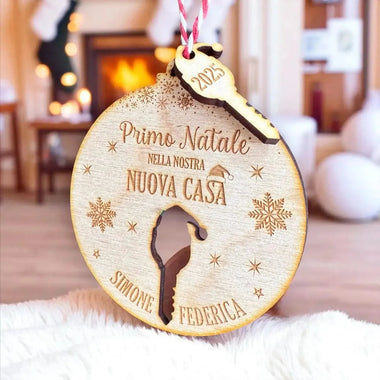 Pallina di Natale in Legno Personalizzata con Nomi e Anno "Primo Natale Nella Nostra Nuova Casa" - Chiave con Cappellino-Decorazioni natalizie-Lol T-shirt