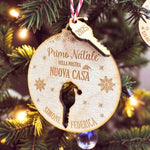 Pallina di Natale in Legno Personalizzata con Nomi e Anno "Primo Natale Nella Nostra Nuova Casa" - Chiave con Cappellino-Decorazioni natalizie-Lol T-shirt