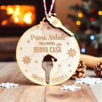 Pallina di Natale in Legno Personalizzata con Nomi e Anno "Primo Natale Nella Nostra Nuova Casa" - Chiave con Cappellino-Decorazioni natalizie-Lol T-shirt