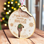 Pallina di Natale in Legno Personalizzata con Nomi e Anno "Primo Natale Nella Nostra Nuova Casa" - Chiave con Cappellino-Decorazioni natalizie-Lol T-shirt
