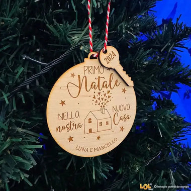 Pallina di Natale in Legno Personalizzata con Nomi e Anno Primo Natale Nella Nostra Nuova Casa-Decorazioni natalizie-Lol T-shirt