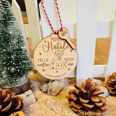 Pallina di Natale in Legno Personalizzata con Nomi e Anno Primo Natale Nella Nostra Nuova Casa-Decorazioni natalizie-Lol T-shirt