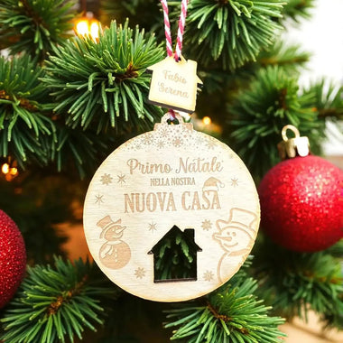 Pallina di Natale in Legno Personalizzata con Nomi "Primo Natale Nella Nostra Nuova Casa" - Casetta-Decorazioni natalizie-Lol T-shirt