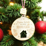 Pallina di Natale in Legno Personalizzata con Nomi "Primo Natale Nella Nostra Nuova Casa" - Casetta-Decorazioni natalizie-Lol T-shirt