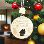 Pallina di Natale in Legno Personalizzata con Nomi "Primo Natale Nella Nostra Nuova Casa" - Casetta-Decorazioni natalizie-Lol T-shirt