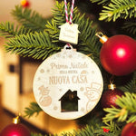 Pallina di Natale in Legno Personalizzata con Nomi "Primo Natale Nella Nostra Nuova Casa" - Casetta-Decorazioni natalizie-Lol T-shirt