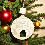 Pallina di Natale in Legno Personalizzata con Nomi "Primo Natale Nella Nostra Nuova Casa" - Casetta-Decorazioni natalizie-Lol T-shirt