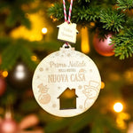 Pallina di Natale in Legno Personalizzata con Nomi "Primo Natale Nella Nostra Nuova Casa" - Casetta-Decorazioni natalizie-Lol T-shirt