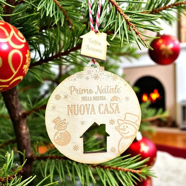 Pallina di Natale in Legno Personalizzata con Nomi "Primo Natale Nella Nostra Nuova Casa" - Casetta-Decorazioni natalizie-Lol T-shirt