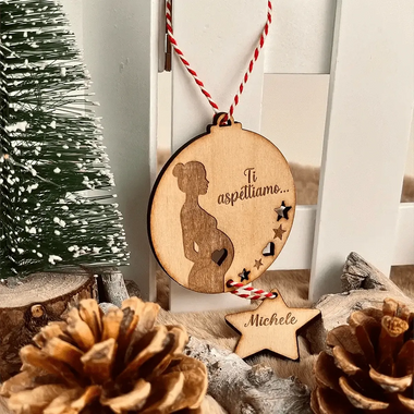 Pallina di Natale in legno Personalizzata con Ti Aspettiamo-Decorazioni natalizie-Lol T-shirt