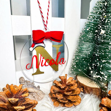 Pallina di Natale in Plexiglass trasparente personalizzata con nome e iniziale con Cappellino