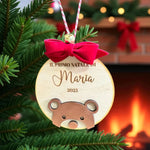 Pallina di Natale in Legno “Il Primo Natale” con Orsetto in 3D e Sonaglio – Personalizzata con Nome e Anno