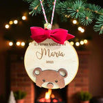 Pallina di Natale in Legno “Il Primo Natale” con Orsetto in 3D e Sonaglio – Personalizzata con Nome e Anno
