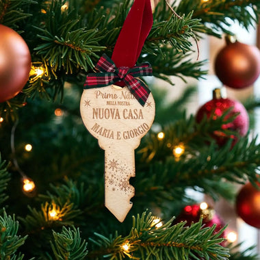 Pallina di Natale in Legno a Forma di Chiave Personalizzata con Nomi – Primo Natale nella Nuova Casa
