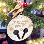 Pallina di Natale in Legno Personalizzata con Chiavi e Nomi "Primo Natale Nella Nostra Nuova Casa" - Chiavi con Nome