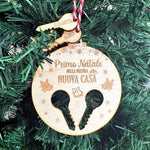 Pallina di Natale in Legno Personalizzata con Chiavi e Nomi "Primo Natale Nella Nostra Nuova Casa" - Chiavi con Nome