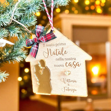 Pallina di Natale in Legno a Forma di Casa con Sagoma in Plexiglass Oro – Primo Natale Nuova Casa