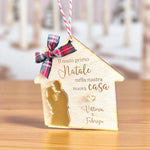 Pallina di Natale in Legno a Forma di Casa con Sagoma in Plexiglass Oro – Primo Natale Nuova Casa