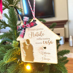 Pallina di Natale in Legno a Forma di Casa con Sagoma in Plexiglass Oro – Primo Natale Nuova Casa