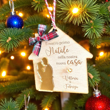 Pallina di Natale in Legno a Forma di Casa con Sagoma in Plexiglass Oro – Primo Natale Nuova Casa