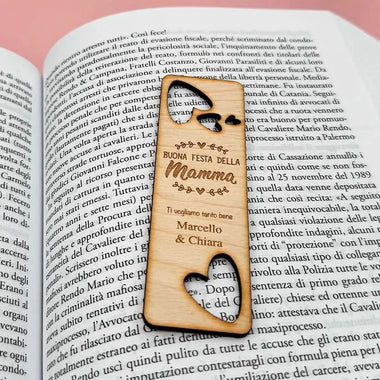Segnalibro in Legno Festa della Mamma Personalizzato con Nomi e Dedica - Cuori-Segnalibro-Lol T-shirt