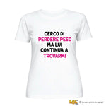 T-shirt Donna Divertente "Cerco di perdere peso ma lui continua a trovarmi"
