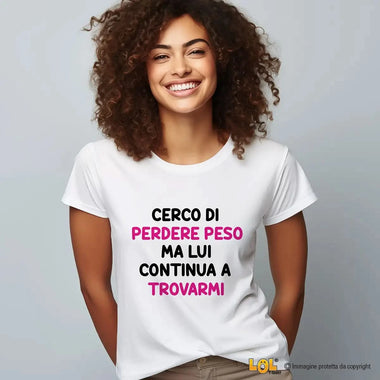 T-shirt Donna Divertente "Cerco di perdere peso ma lui continua a trovarmi"